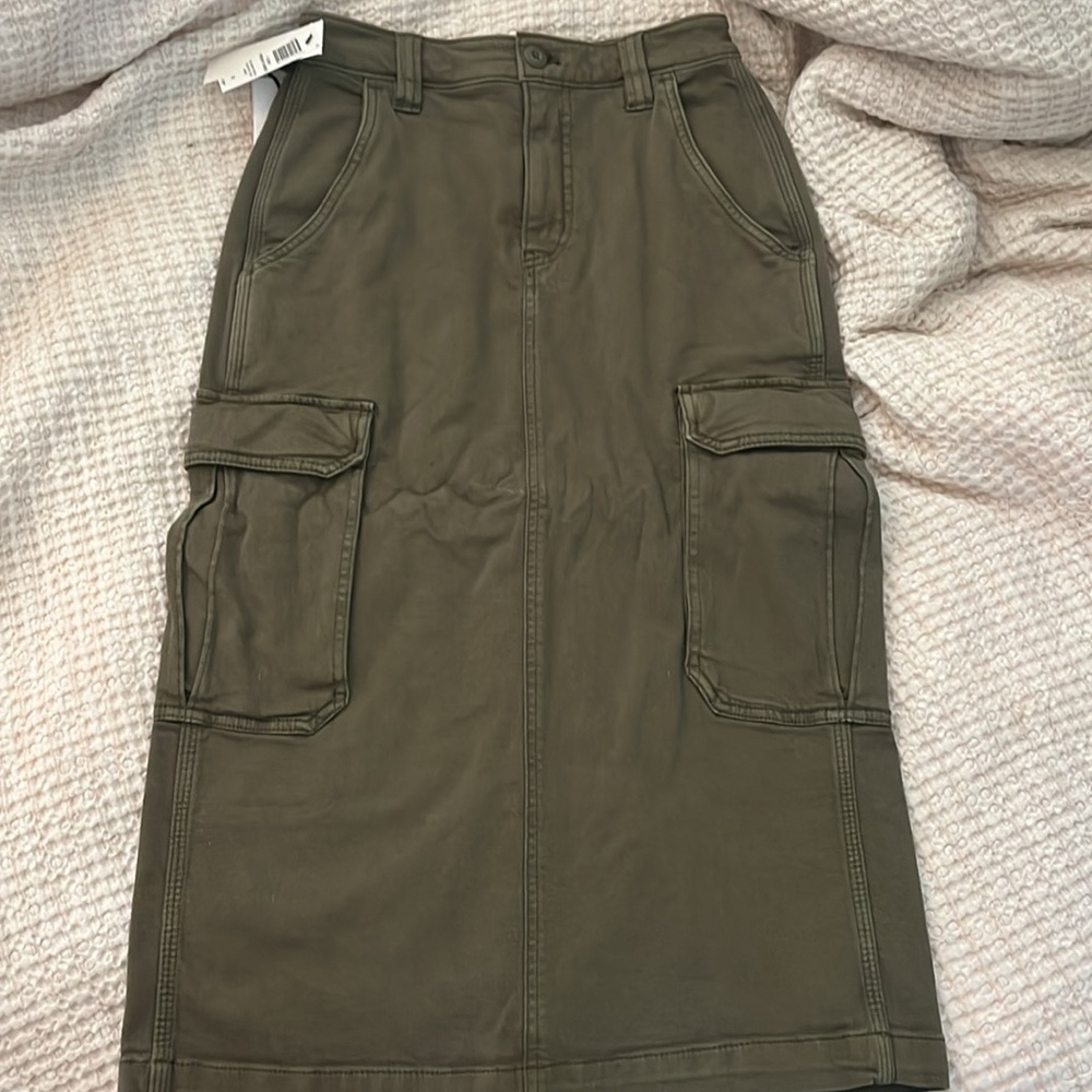 Aritzia TNA troop cargo midi skirt (00)